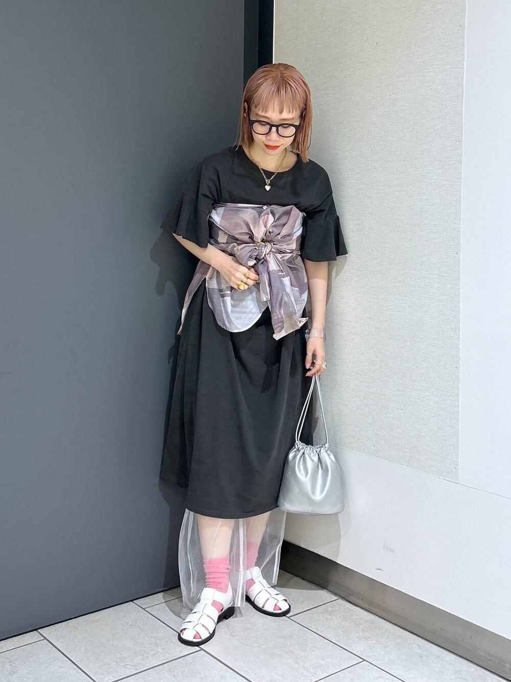 「女子ウケ、個性派、差し色コーデ、ママコーデ、春コーデ、ローリーズスタイル_LOWRYS FARM、公認インフルエンサー_LOWRYS FARM、大人女子カジュアル_LOWRYS FARM、カジュアル、メガネ、LOWRYS FARM、着痩せ・細見え、ワンピース、ソックス、シャツ」|「LOWRYS FARMのロゴプリントサーマルソックス 103904(シューズ小物/雑貨、ピンク系)」を使った、milkさん(レディース・160cm)の春コーディネートの7枚目の写真