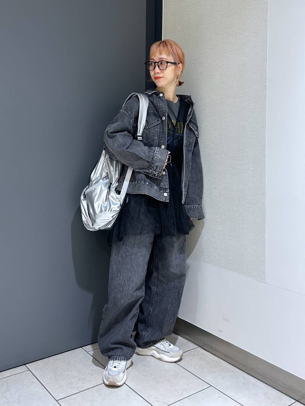 グレー系のTシャツ/カットソー、ブラック系のシャツ/ブラウス、ブラック系のデニムパンツを着用したレディースの春コーディネートの8枚目の写真