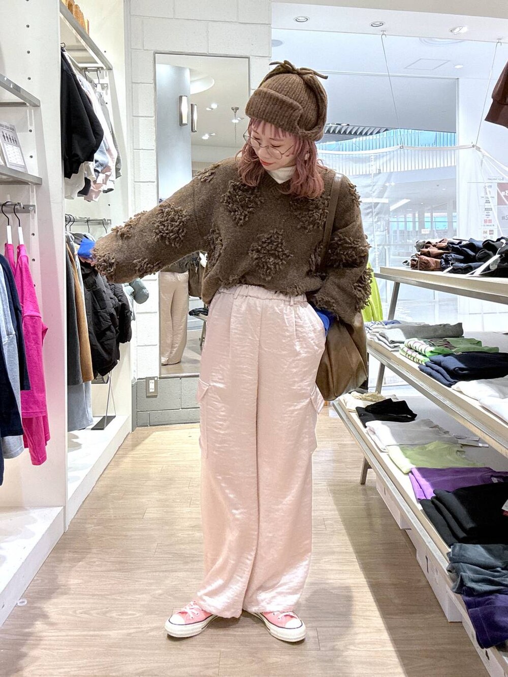「女子ウケ、個性派、差し色コーデ、ママコーデ、冬コーデ、ローリーズスタイル_LOWRYS FARM、公認インフルエンサー_LOWRYS FARM、大人女子カジュアル_LOWRYS FARM、カジュアル、メガネ、LOWRYS FARM、着痩せ・細見え、秋冬新作、ニット、パンツ」｜「LOWRYS FARMのギャザーショルダーＢＡＧ 149613（ショルダーバッグ、ブラウン系）」を使った、milkさん（レディース・160cm）の冬コーディネートの5枚目の写真