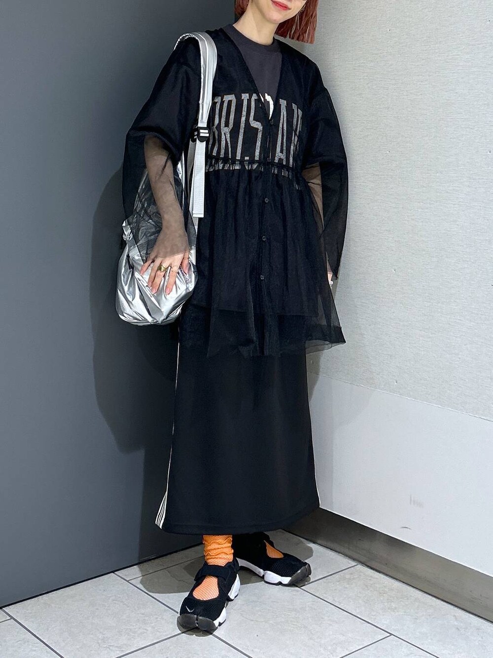 グレー系のTシャツ/カットソー、ブラック系のシャツ/ブラウス、ブラック系のスカートを着用したレディースの春コーディネートの8枚目の写真