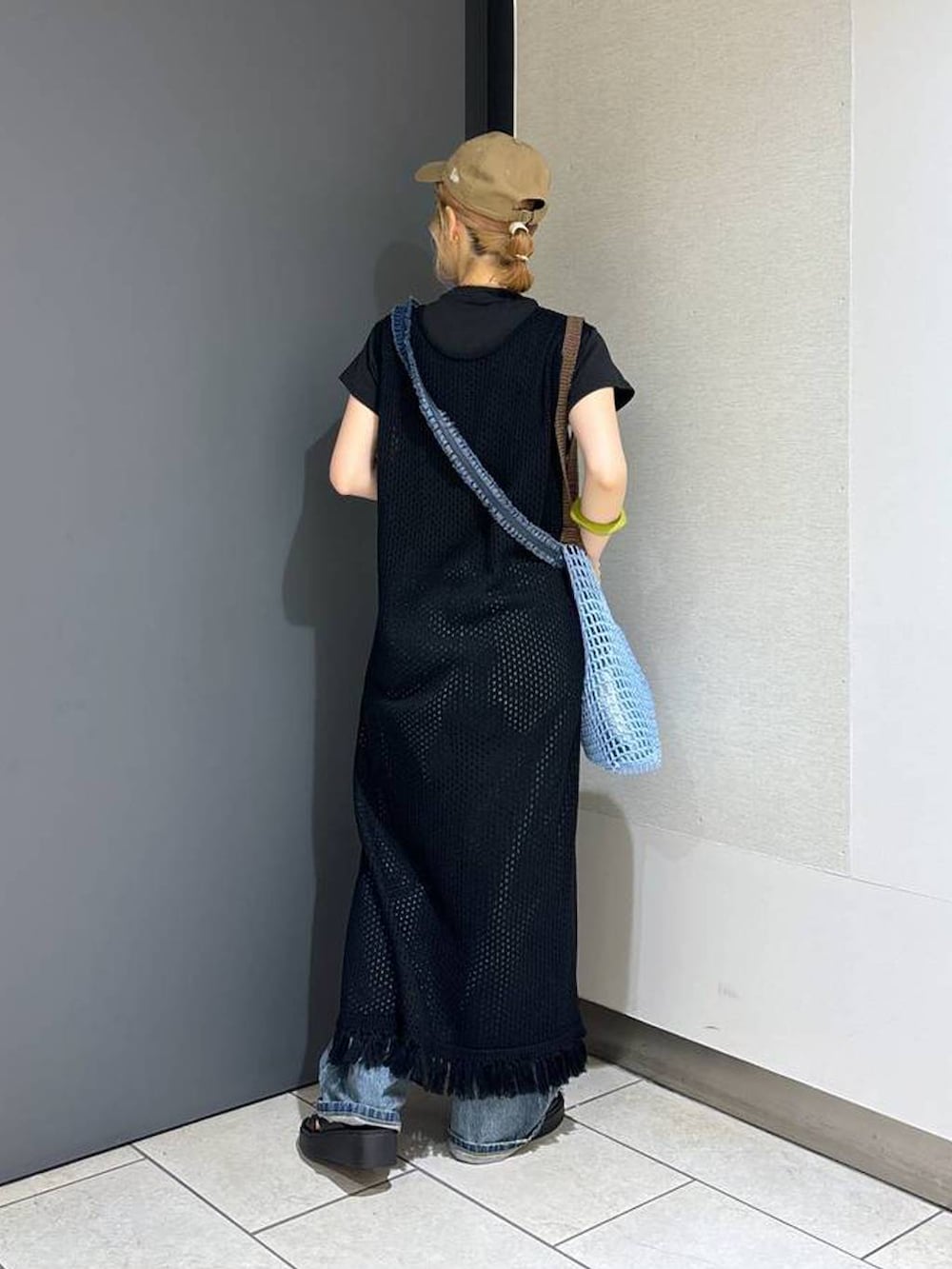「着痩せ・細見え、女子ウケ、個性派、差し色コーデ、ママコーデ、春コーデ、ローリーズスタイル_LOWRYS FARM、公認インフルエンサー_LOWRYS FARM、大人女子カジュアル_LOWRYS FARM、カジュアル、メガネ、LOWRYS FARM、サンダル、ワンピース、デニムパンツ」|「LOWRYS FARMのキンチャクツキメッシュトート 102170(ショルダーバッグ、ブルー系)」を使った、milkさん(レディース・160cm)の夏コーディネートの4枚目の写真