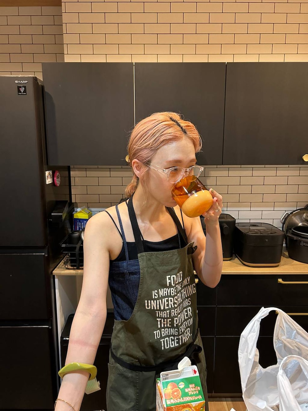 「女子ウケ、個性派、差し色コーデ、ママコーデ、ローリーズスタイル_LOWRYS FARM、公認インフルエンサー_LOWRYS FARM、大人女子カジュアル_LOWRYS FARM、カジュアル、メガネ、LOWRYS FARM、着痩せ・細見え、エプロン、BAYFLOW」｜「BAYFLOWのBF FOODエプロン（エプロン、グリーン系）」を使った、milkさん（レディース・160cm）の夏コーディネートの3枚目の写真