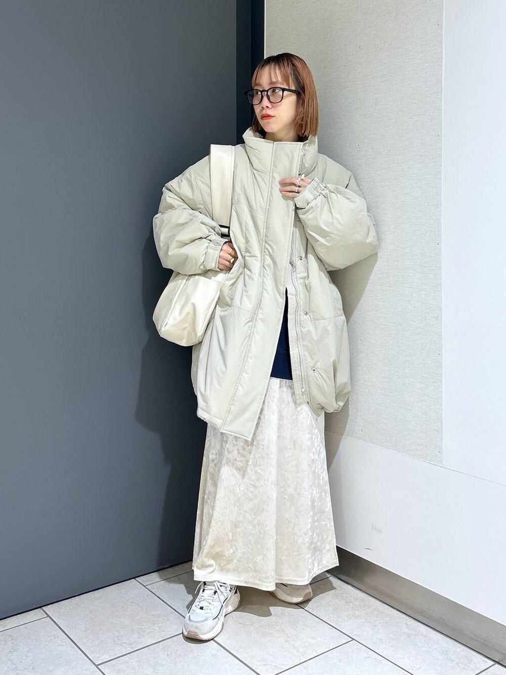 「女子ウケ、ショルダーバッグ、個性派、差し色コーデ、ママコーデ、秋コーデ、ローリーズスタイル_LOWRYS FARM、公認インフルエンサー_LOWRYS FARM、大人女子カジュアル_LOWRYS FARM、カジュアル、メガネ、LOWRYS FARM、着痩せ・細見え、アウター、スウェット」｜「LOWRYS FARMの柔らかボディＢＡＧ　122771（ボディバッグ/ウエストポーチ、ホワイト系）」を使った、milkさん（レディース・160cm）の秋コーディネートの2枚目の写真