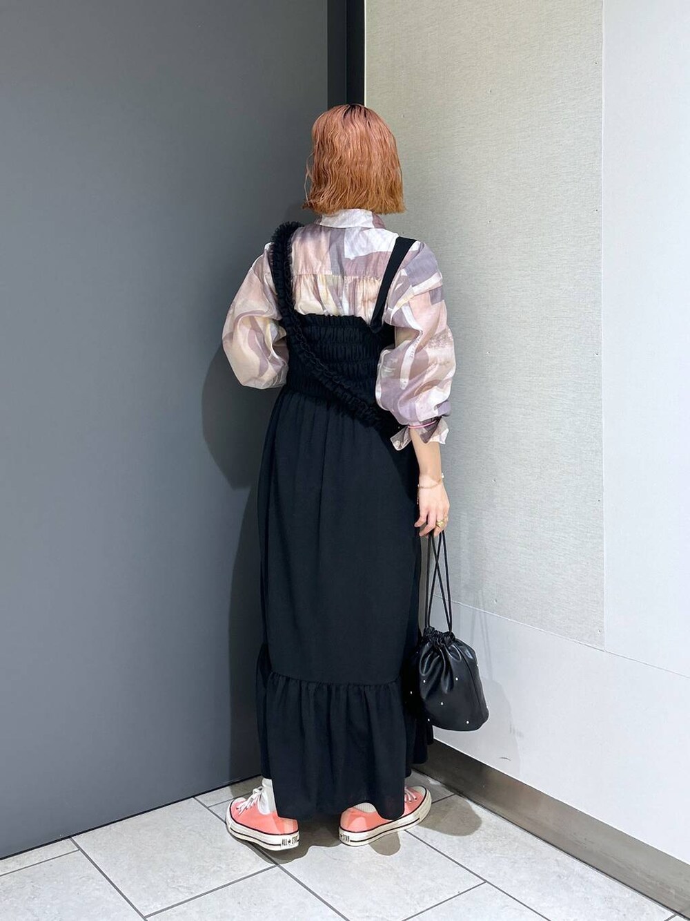 「女子ウケ、個性派、差し色コーデ、ママコーデ、春コーデ、ローリーズスタイル_LOWRYS FARM、公認インフルエンサー_LOWRYS FARM、大人女子カジュアル_LOWRYS FARM、カジュアル、メガネ、LOWRYS FARM、着痩せ・細見え、ワンピース、シャツ」|「LOWRYS FARMの2WAYシャーリングOP 106268(ワンピース、ブラック系)」を使った、milkさん(レディース・160cm)の春コーディネートの4枚目の写真
