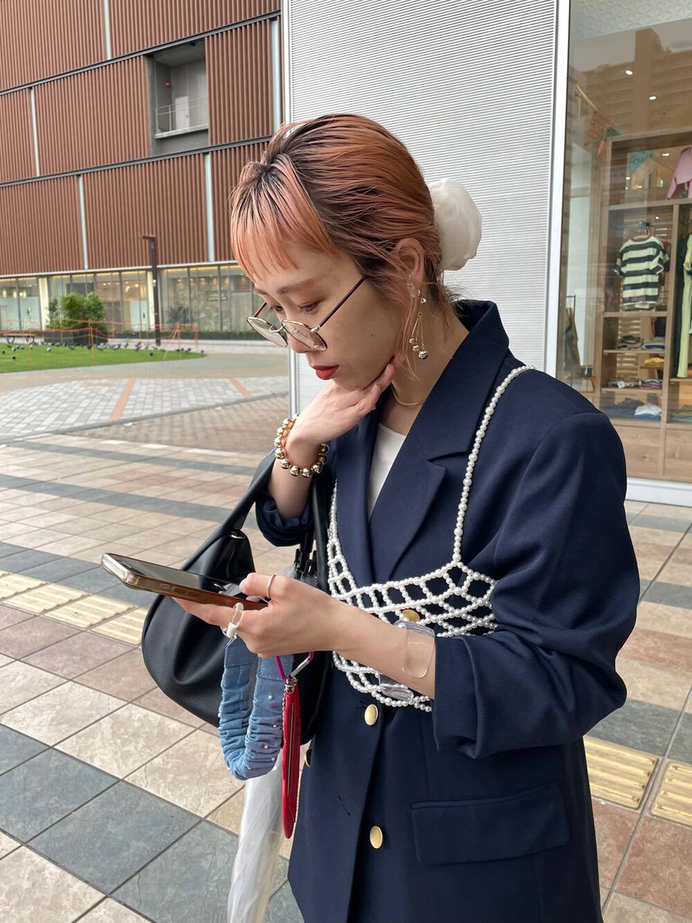 「女子ウケ、個性派、差し色コーデ、ママコーデ、春コーデ、ローリーズスタイル_LOWRYS FARM、公認インフルエンサー_LOWRYS FARM、大人女子カジュアル_LOWRYS FARM、カジュアル、メガネ、LOWRYS FARM、着痩せ・細見え、ビスチェ」｜「Me%の【ストラップシート付き】シュシュハンドルストラップ　103358（スマホグッズ、ブルー系）」を使った、milkさん（レディース・160cm）の春コーディネートの4枚目の写真