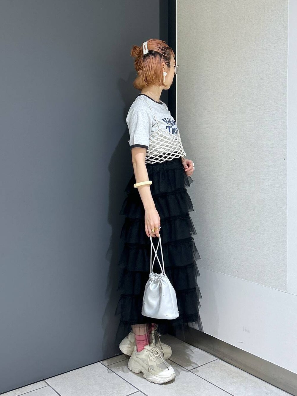 「ママコーデ、女子ウケ、個性派、差し色コーデ、春コーデ、ローリーズスタイル_LOWRYS FARM、公認インフルエンサー_LOWRYS FARM、大人女子カジュアル_LOWRYS FARM、カジュアル、メガネ、LOWRYS FARM、着痩せ・細見え、スカート、Tシャツ」｜「LOWRYS FARMのロゴプリントサーマルソックス　103904（シューズ小物/雑貨、ピンク系）」を使った、milkさん（レディース・160cm）の春コーディネートの5枚目の写真