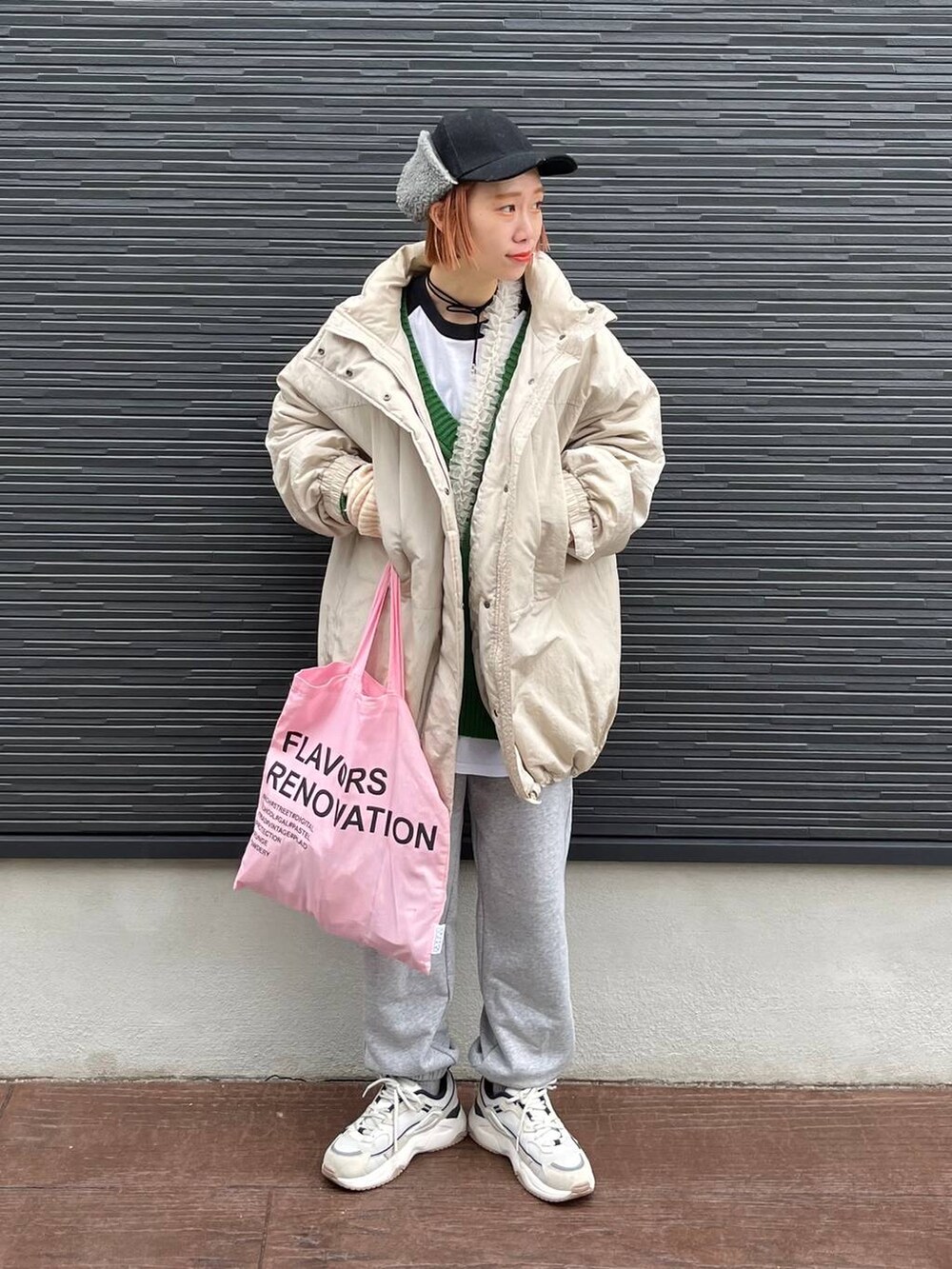 「女子ウケ、個性派、差し色コーデ、ママコーデ、冬コーデ、ローリーズスタイル_LOWRYS FARM、公認インフルエンサー_LOWRYS FARM、大人女子カジュアル_LOWRYS FARM、カジュアル、LOWRYS FARM、着痩せ・細見え、モバイルグッズ_Me%、Me%」｜「LOWRYS FARMのアームウォーマー　122777（アームカバー、ホワイト系）」を使った、milkさん（レディース・160cm）の冬コーディネートの3枚目の写真