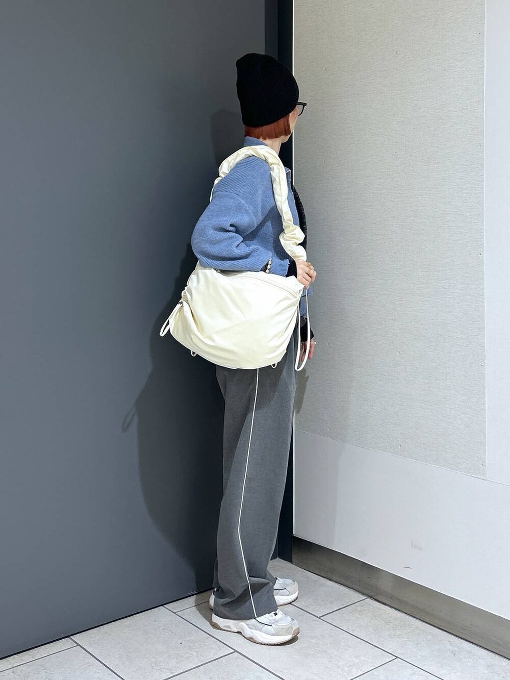 「着痩せ・細見え、女子ウケ、カジュアル、個性派、差し色コーデ、ママコーデ、冬コーデ、ローリーズスタイル_LOWRYS FARM、公認インフルエンサー_LOWRYS FARM、大人女子カジュアル_LOWRYS FARM、メガネ、ワイドパンツ、ニット、ショルダーバッグ、ニット帽」｜「LOWRYS FARMのＧＬＡＳＳＥＳ２　182184（メガネ、その他）」を使った、milkさん（レディース・160cm）の冬コーディネートの7枚目の写真