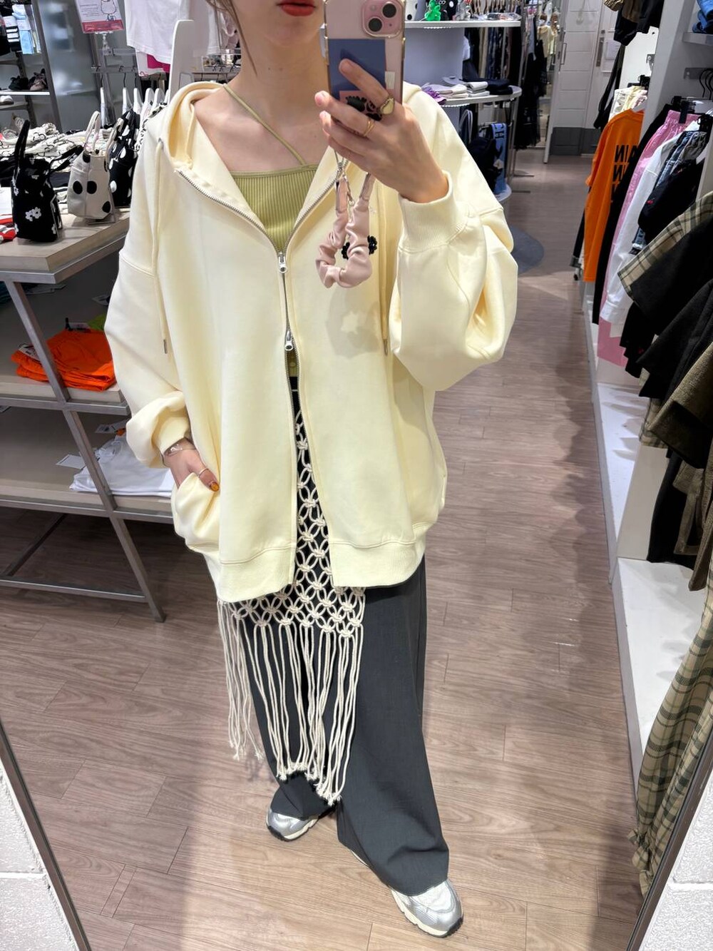 グレー系のスニーカー、グレー系のその他パンツ、イエロー系のキャミソールを着用したレディースの春コーディネートの2枚目の写真