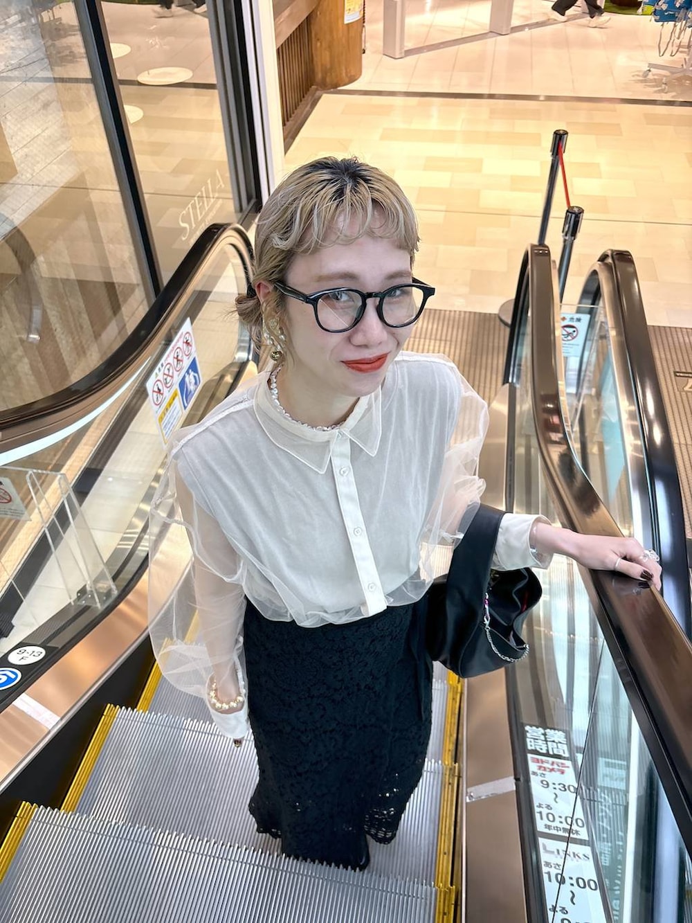 ベージュ系のシャツ/ブラウス、ブラック系のメガネ、その他のバレッタ/ヘアクリップを着用したレディースの夏コーディネートの9枚目の写真