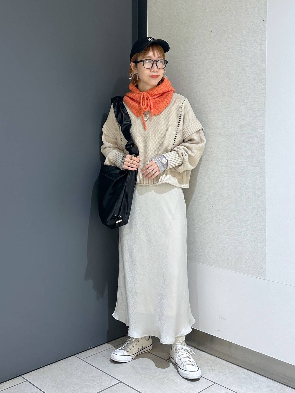 ホワイト系のTシャツ/カットソー、ブラック系のショルダーバッグ、ホワイト系のTシャツ/カットソーを着用したレディースの冬コーディネートの3枚目の写真