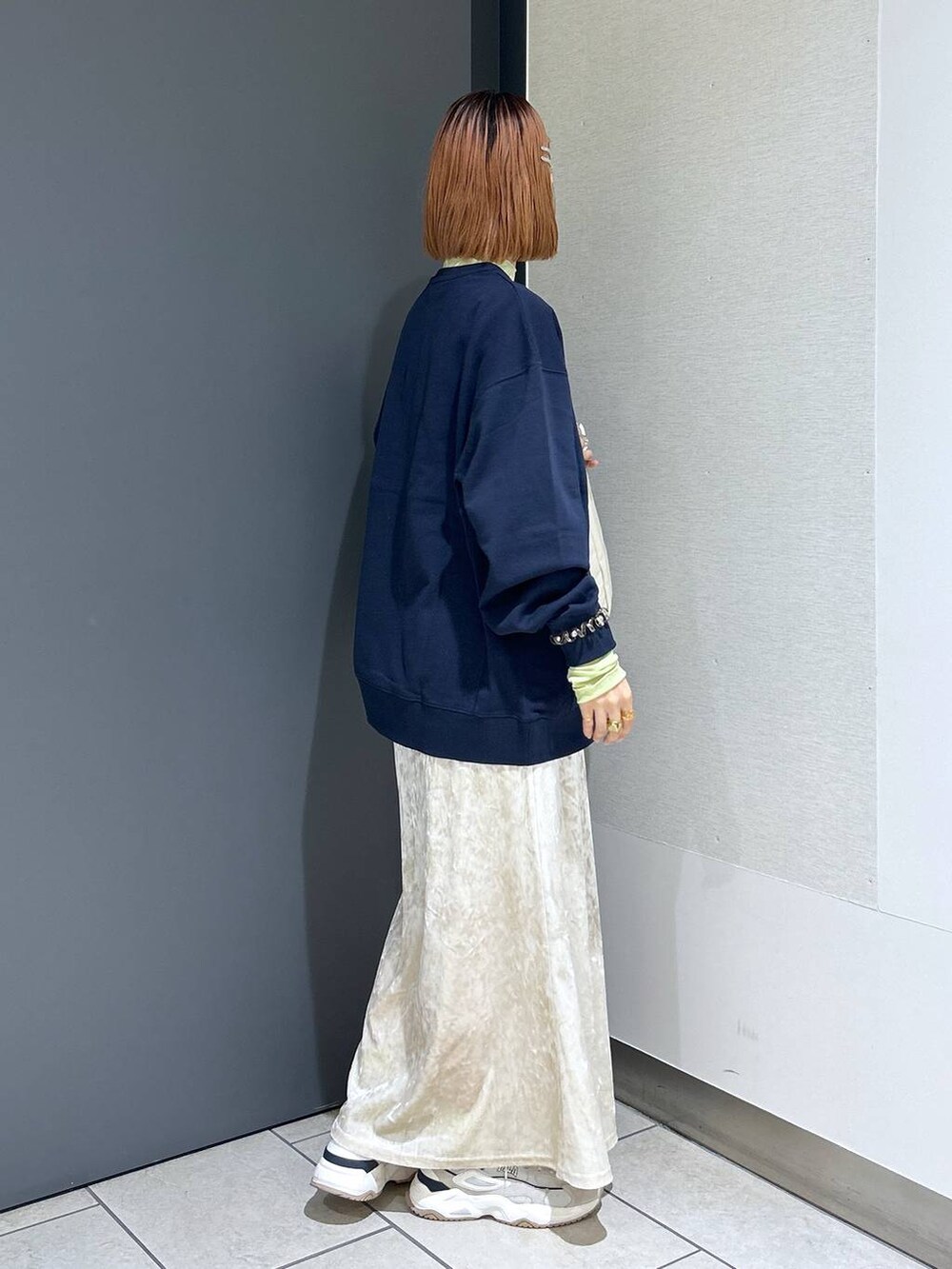 「女子ウケ、ショルダーバッグ、個性派、差し色コーデ、ママコーデ、秋コーデ、ローリーズスタイル_LOWRYS FARM、公認インフルエンサー_LOWRYS FARM、大人女子カジュアル_LOWRYS FARM、カジュアル、メガネ、LOWRYS FARM、着痩せ・細見え、アウター、スウェット」｜「LOWRYS FARMの柔らかボディＢＡＧ　122771（ボディバッグ/ウエストポーチ、ホワイト系）」を使った、milkさん（レディース・160cm）の秋コーディネートの8枚目の写真