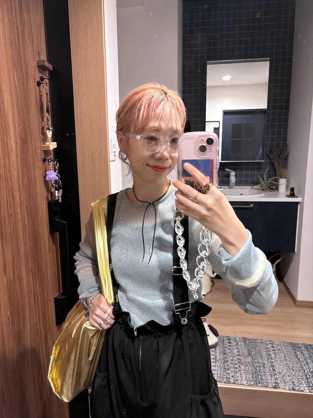 「女子ウケ、個性派、差し色コーデ、ママコーデ、ローリーズスタイル_LOWRYS FARM、公認インフルエンサー_LOWRYS FARM、大人女子カジュアル_LOWRYS FARM、カジュアル、メガネ、LOWRYS FARM、着痩せ・細見え、秋コーデ、サロペット」|「LOWRYS FARMのコードリボンチョーカー 130094(ネックレス、ブラック系)」を使った、milkさん(レディース・160cm)の秋コーディネートの2枚目の写真