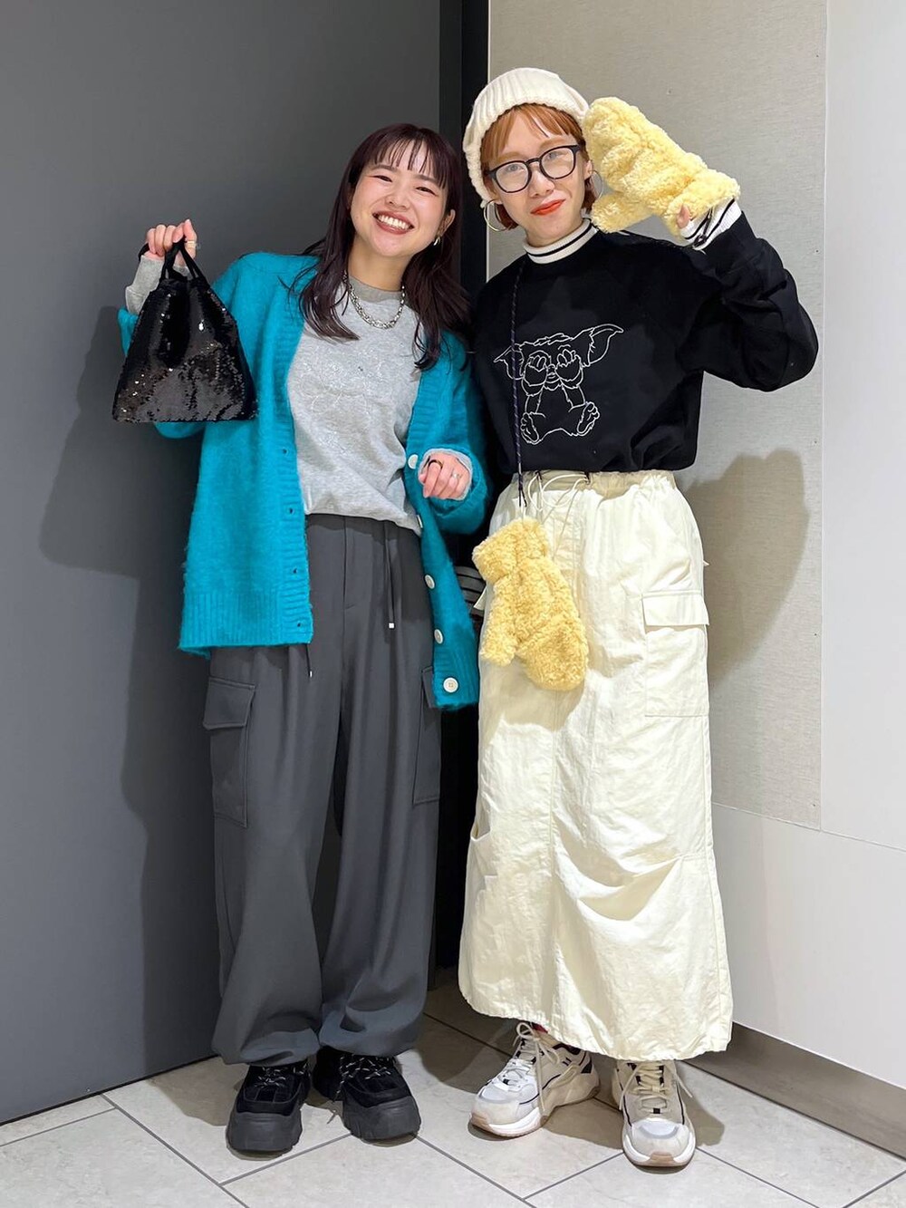 グレー系のニット/セーター、ブラック系のハンドバッグ、グレー系のカーゴパンツを着用したレディースの冬コーディネートの3枚目の写真