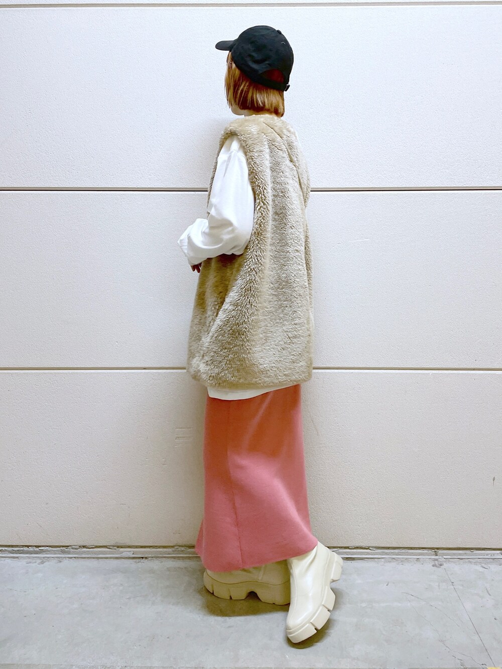 ベージュ系のその他アウター、ホワイト系のショルダーバッグ、ピンク系のスカートを着用したレディースの秋コーディネートの2枚目の写真