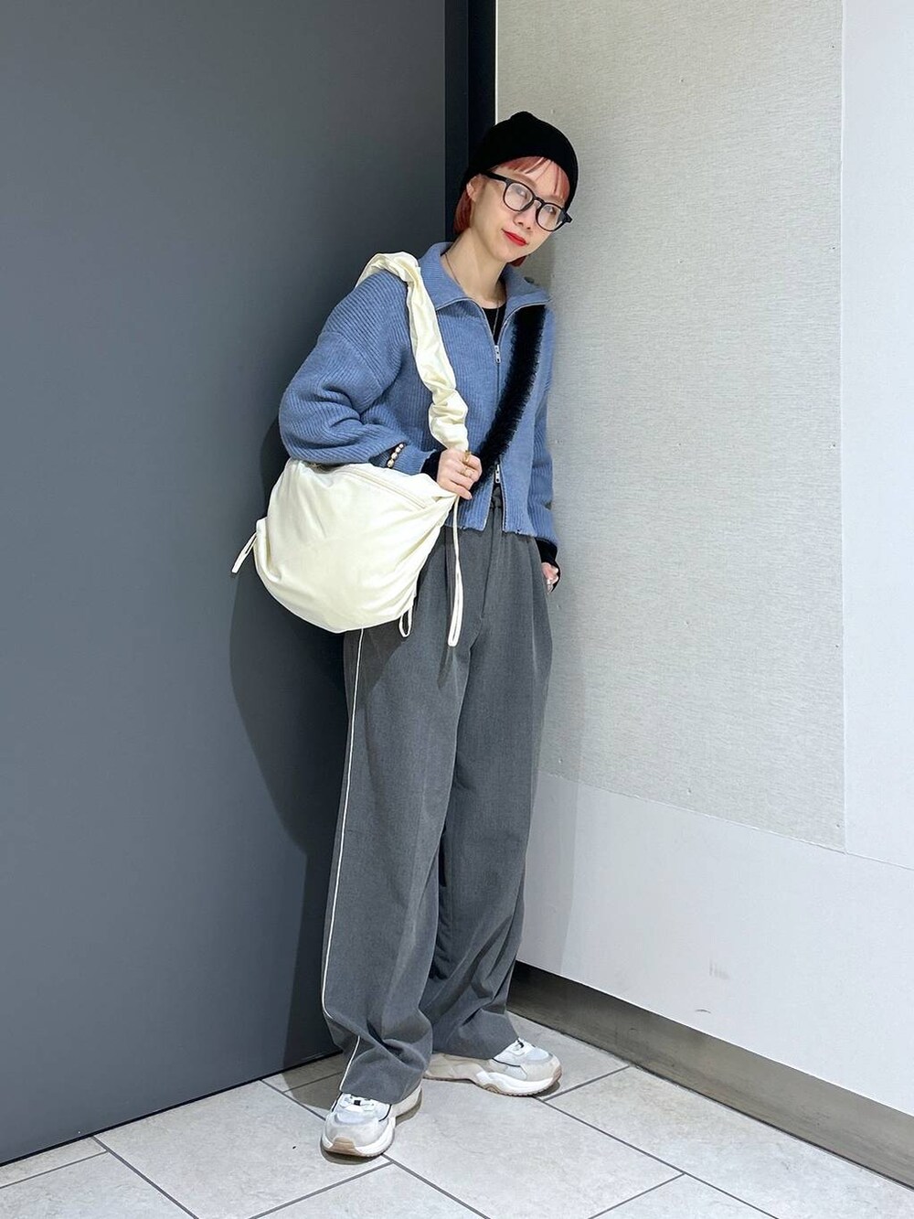 「着痩せ・細見え、女子ウケ、カジュアル、個性派、差し色コーデ、ママコーデ、冬コーデ、ローリーズスタイル_LOWRYS FARM、公認インフルエンサー_LOWRYS FARM、大人女子カジュアル_LOWRYS FARM、メガネ、ワイドパンツ、ニット、ショルダーバッグ、ニット帽」｜「LOWRYS FARMのＧＬＡＳＳＥＳ２　182184（メガネ、その他）」を使った、milkさん（レディース・160cm）の冬コーディネートの4枚目の写真