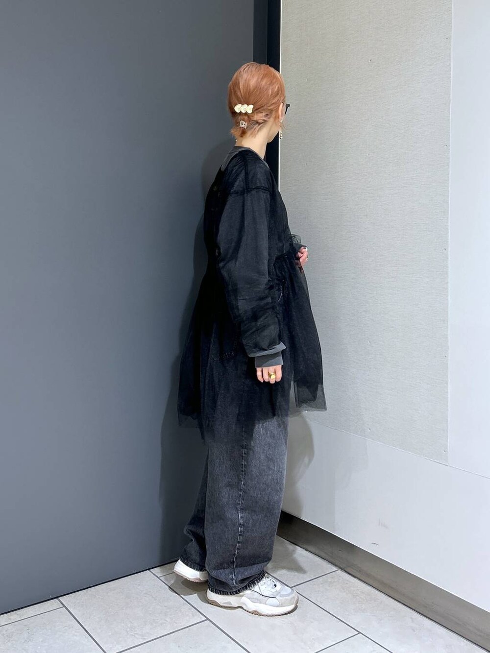 グレー系のTシャツ/カットソー、ブラック系のシャツ/ブラウス、ブラック系のデニムパンツを着用したレディースの春コーディネートの6枚目の写真