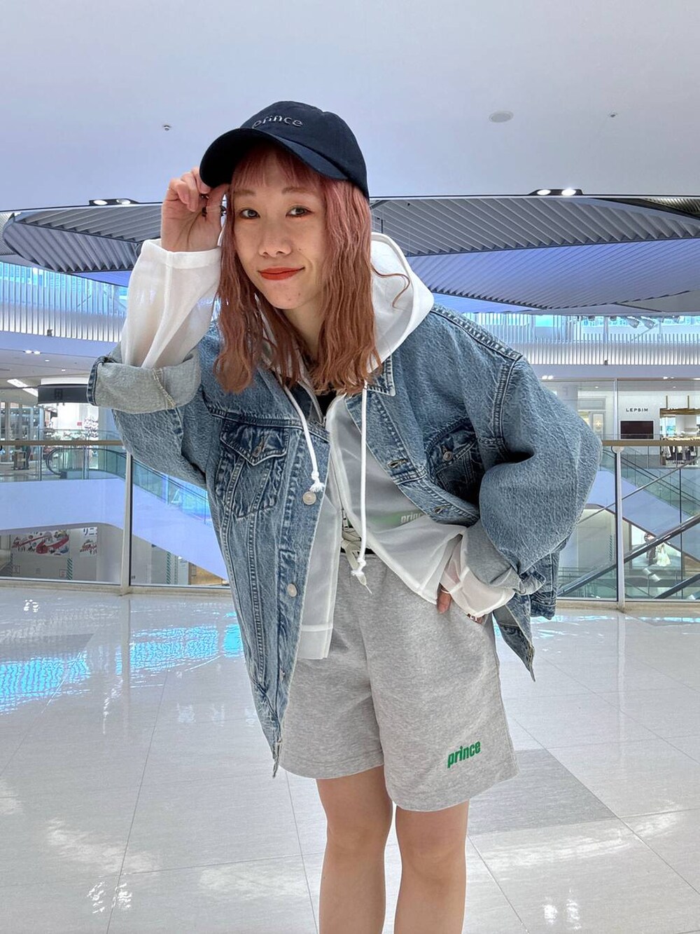 「LOWRYS FARM、着痩せ・細見え、公認インフルエンサー_LOWRYS FARM、大人女子カジュアル_LOWRYS FARM、カジュアル、メガネ、女子ウケ、個性派、差し色コーデ、ママコーデ、冬コーデ、ローリーズスタイル_LOWRYS FARM、春コーデ、春アウター」｜「LOWRYS FARMのＣＯＮＥ／ＢＩＧＧジャン　131366（デニムジャケット、ブルー系）」を使った、milkさん（レディース・160cm）の冬コーディネートの8枚目の写真