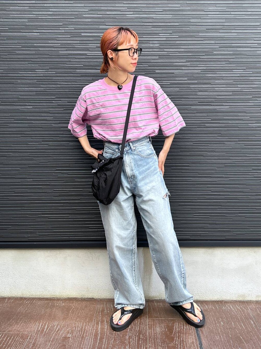 ピンク系のTシャツ/カットソー、ブラック系のショルダーバッグ、ブルー系のデニムパンツを着用したレディースの夏コーディネートの5枚目の写真