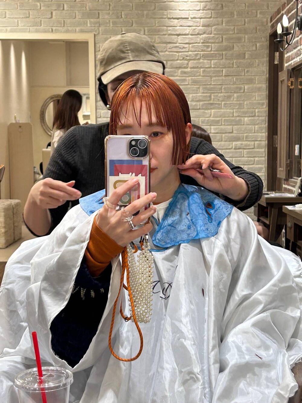 ブルー系のニット/セーターを着用したレディースの秋コーディネートの2枚目の写真