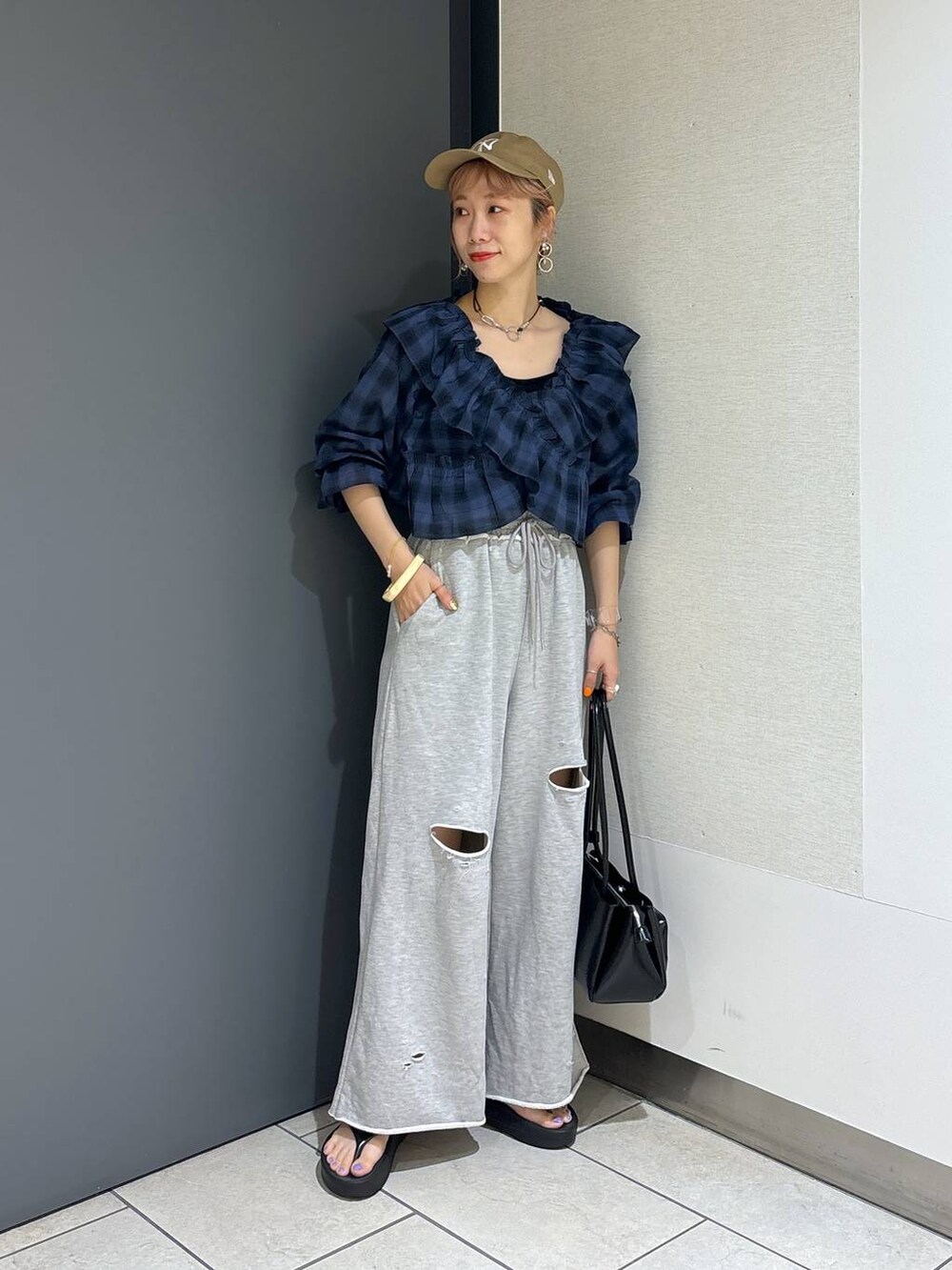 「女子ウケ、個性派、差し色コーデ、ママコーデ、ローリーズスタイル_LOWRYS FARM、カジュアル、公認インフルエンサー_LOWRYS FARM、大人女子カジュアル_LOWRYS FARM、メガネ、LOWRYS FARM、着痩せ・細見え、秋コーデ、夏コーデ、ブラウス、パンツ」｜「LOWRYS FARMのフリルクロスギャザーブラウス６Ｓ 112820（シャツ/ブラウス、ブルー系）」を使った、milkさん（レディース・160cm）の夏コーディネートの2枚目の写真
