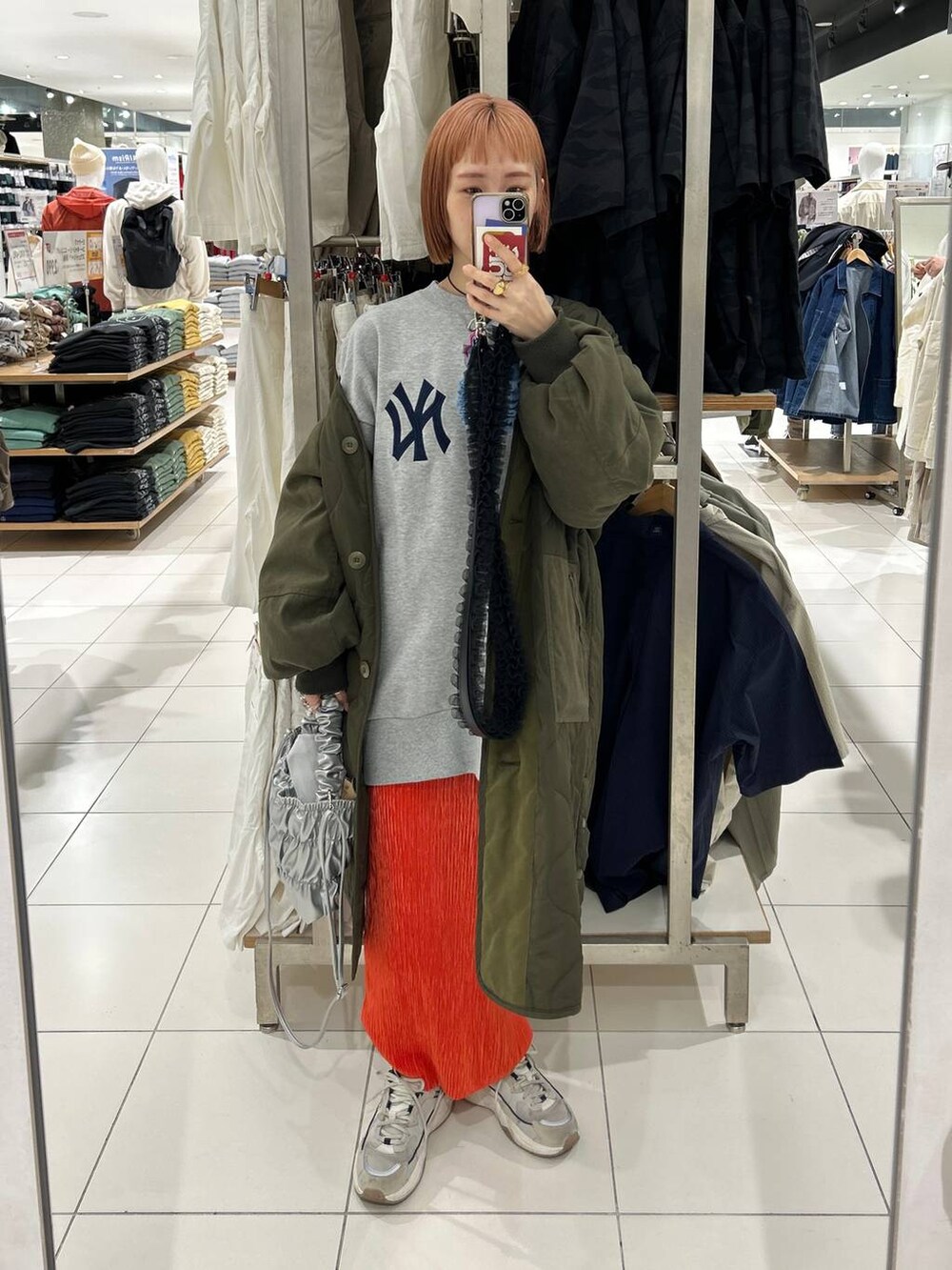 グレー系のTシャツ/カットソー、グレー系のショルダーバッグ、その他のメガネを着用したレディースの春コーディネートの7枚目の写真