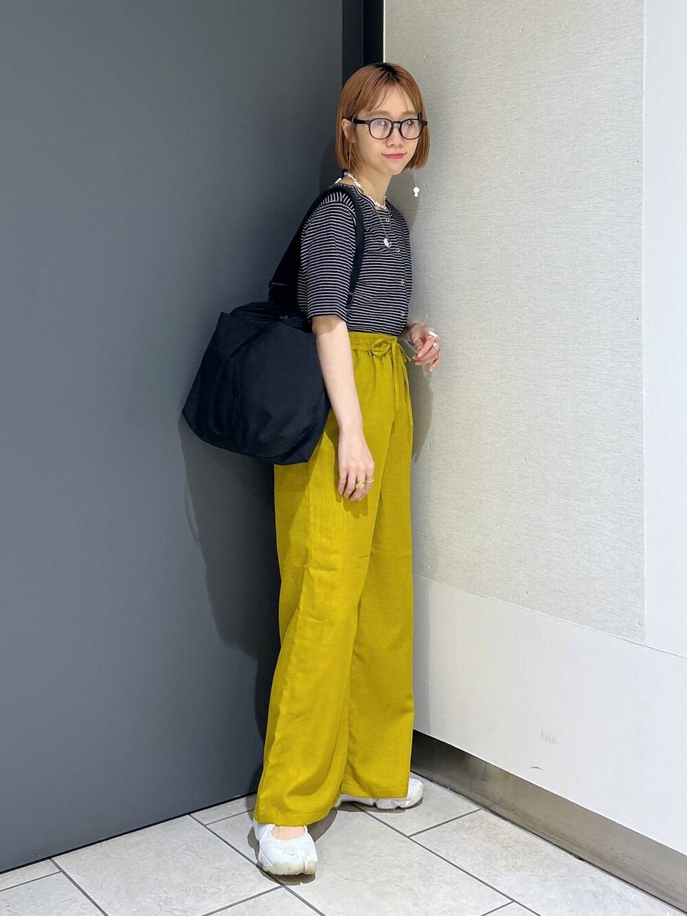 ブラック系のショルダーバッグ、イエロー系のその他パンツ、その他のカーディガン/ボレロを着用したレディースの夏コーディネートの2枚目の写真