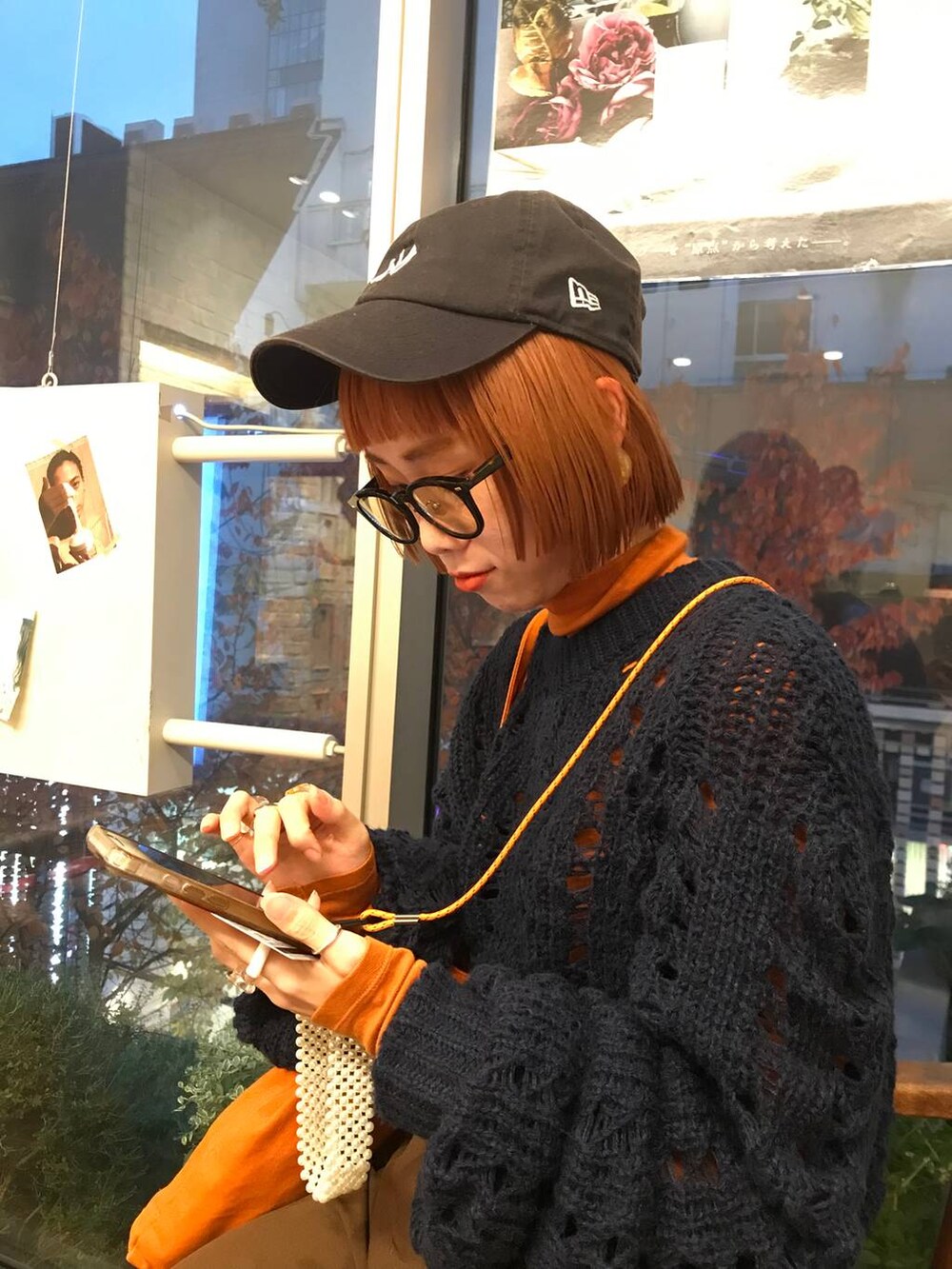 ブルー系のニット/セーターを着用したレディースの秋コーディネートの5枚目の写真