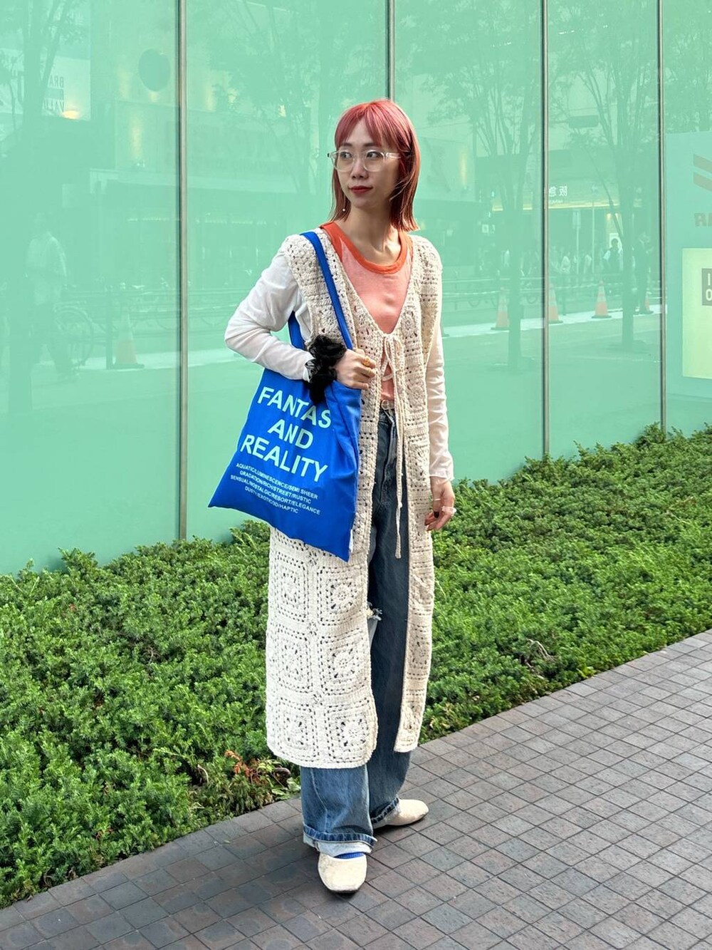 ホワイト系のカーディガン/ボレロ、ブルー系のデニムパンツ、ブラック系のシュシュを着用したレディースの夏コーディネートの2枚目の写真