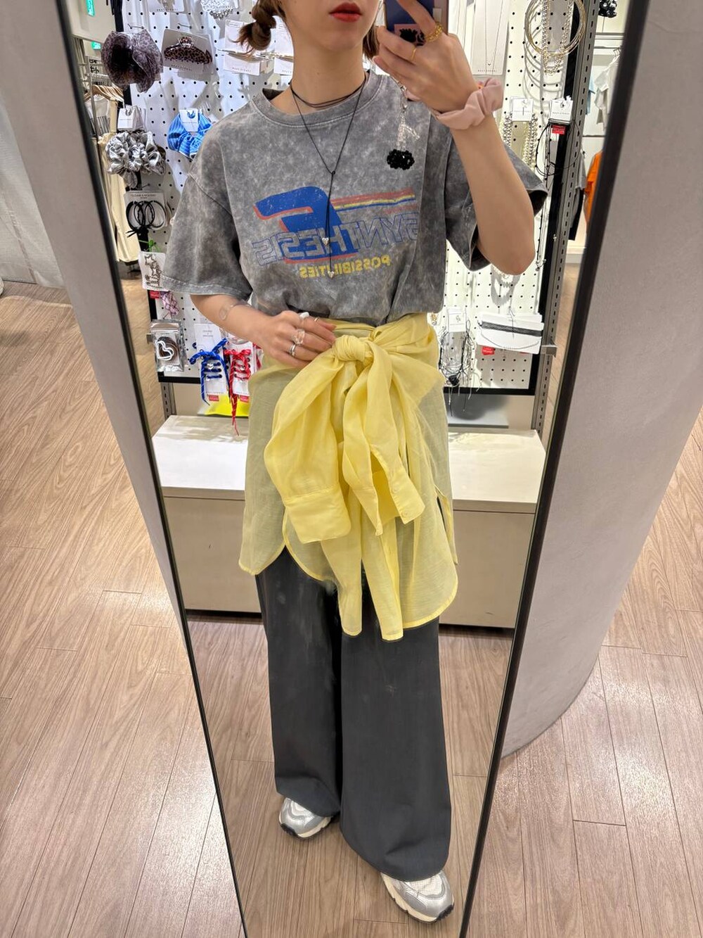 グレー系のスニーカー、イエロー系のシャツ/ブラウス、グレー系のその他パンツを着用したレディースの春コーディネートの8枚目の写真