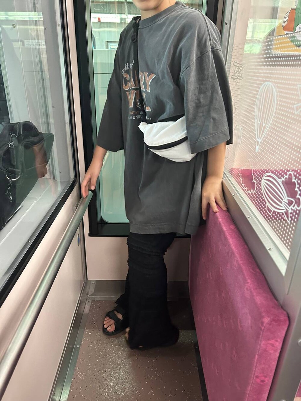 ホワイト系のボディバッグ/ウエストポーチ、ブラック系のその他パンツ、その他のサンダルを着用したレディースの夏コーディネートの5枚目の写真