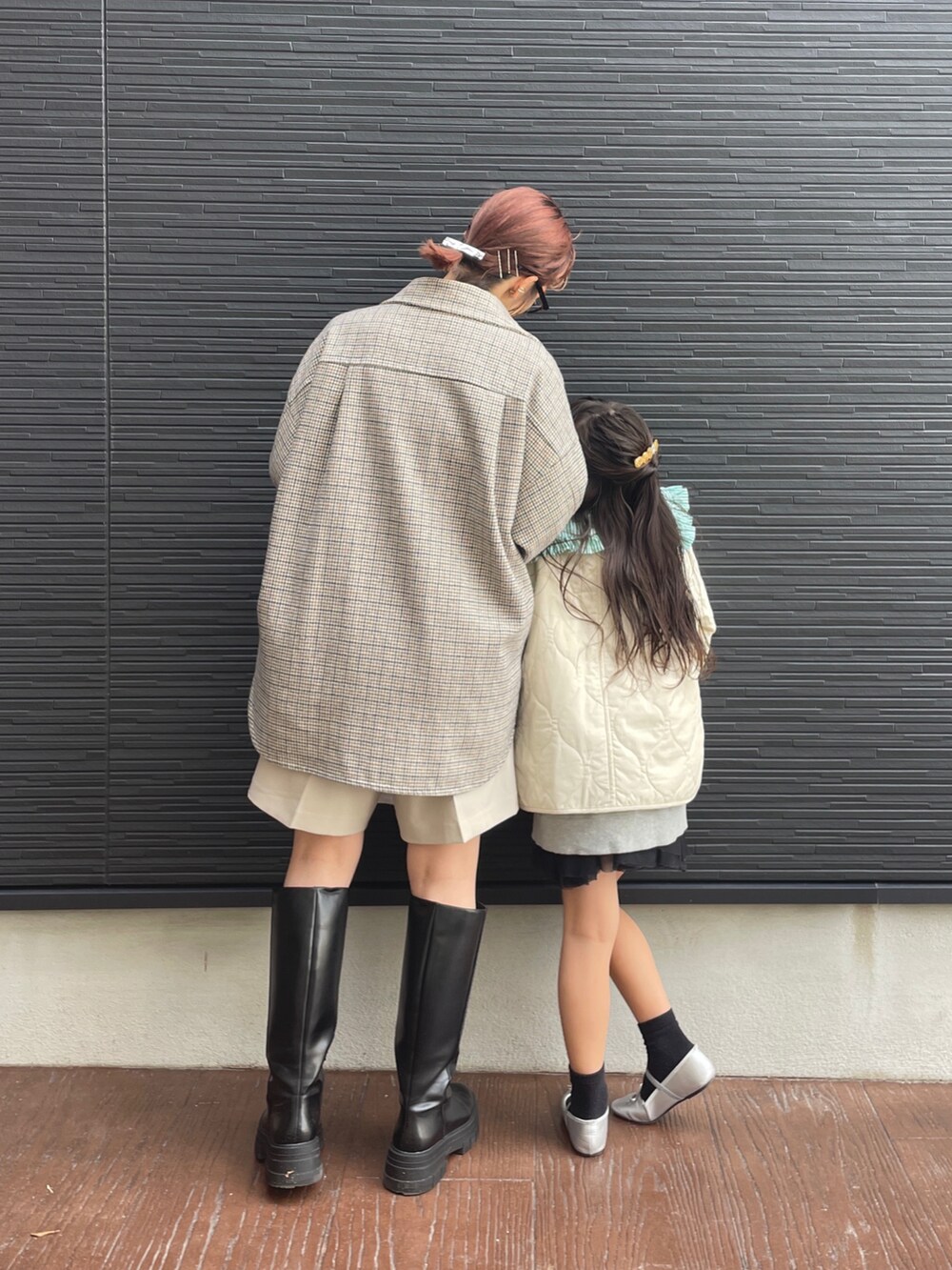 「LOWRYSFARM、lowrysfarmkids、ママコーデ、ママファッション、キッズコーデ、キッズファッション、キルティング、キルティングジャケット、カラータートル、タートルネック、グリーン、ショートパンツ、ロングブーツ、めかね」｜「LOWRYS FARMの厚底ロングブーツ　254939（ブーツ、ブラック系）」を使った、milkさん（レディース・160cm）の秋コーディネートの3枚目の写真