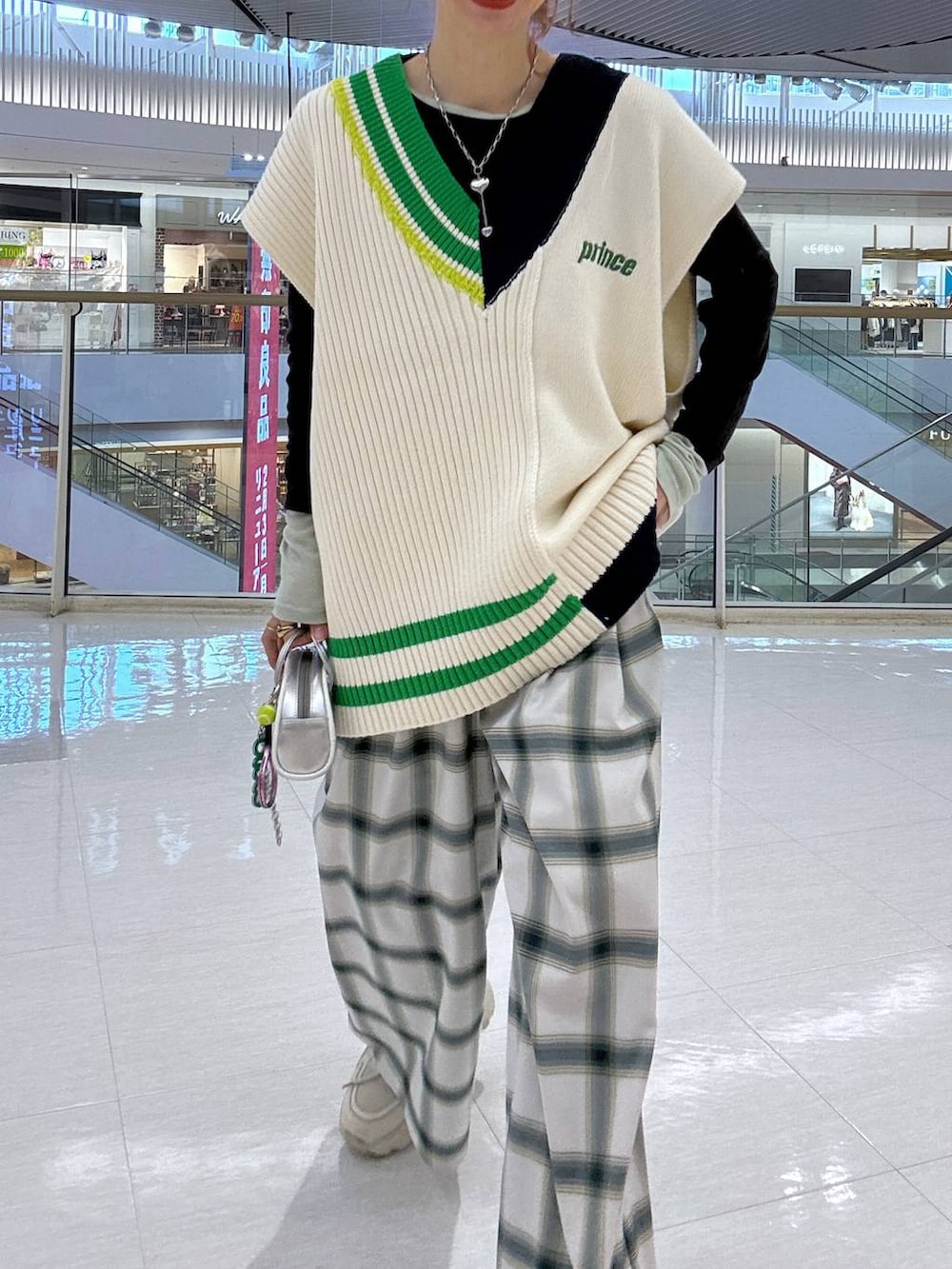 グレー系のTシャツ/カットソー、ホワイト系のサロペット/オーバーオール、ホワイト系のニット/セーターを着用したレディースの冬コーディネートの7枚目の写真