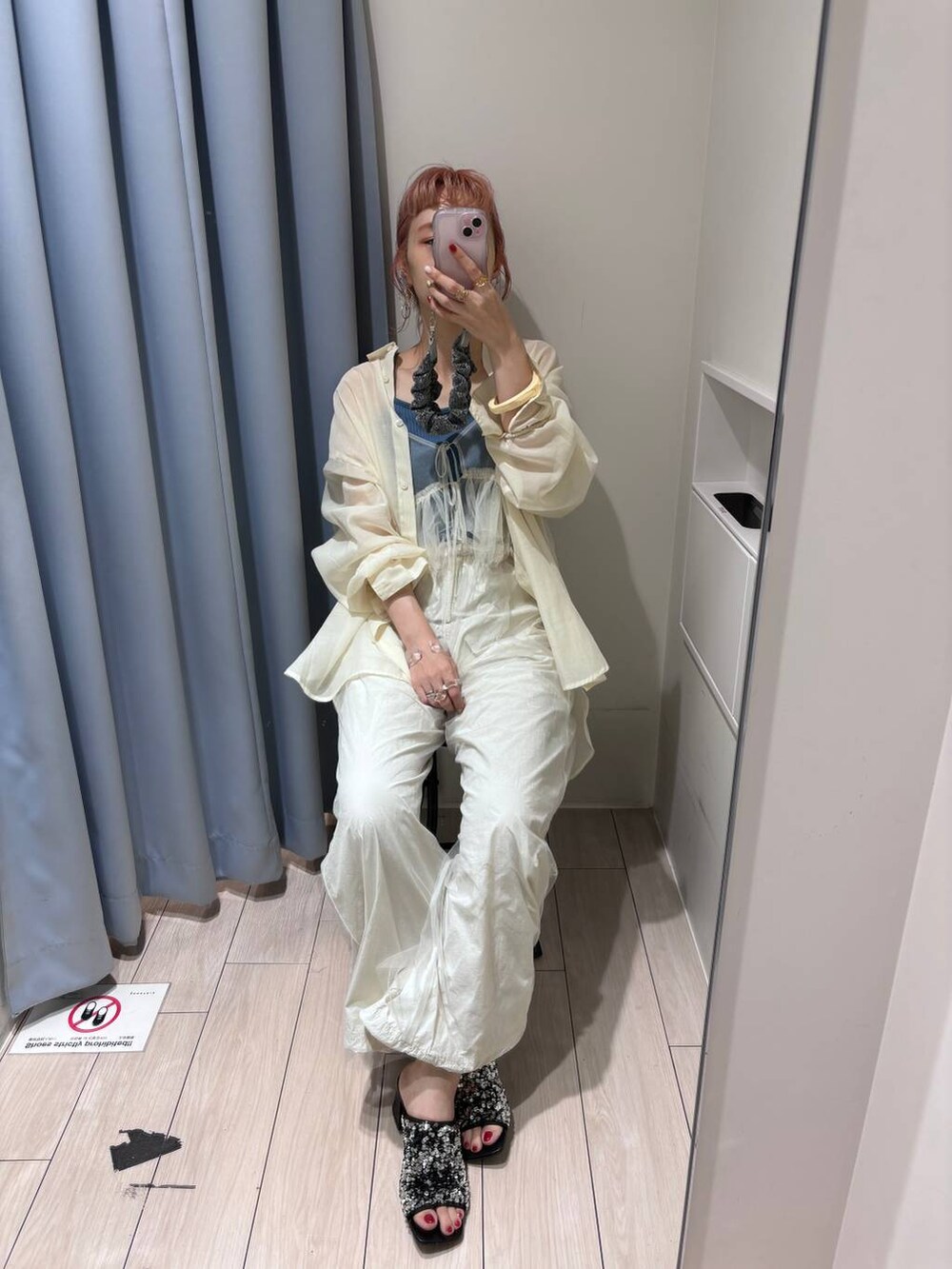 ブルー系のTシャツ/カットソー、ホワイト系のその他パンツ、シルバー系のショルダーバッグを着用したレディースの夏コーディネートの7枚目の写真