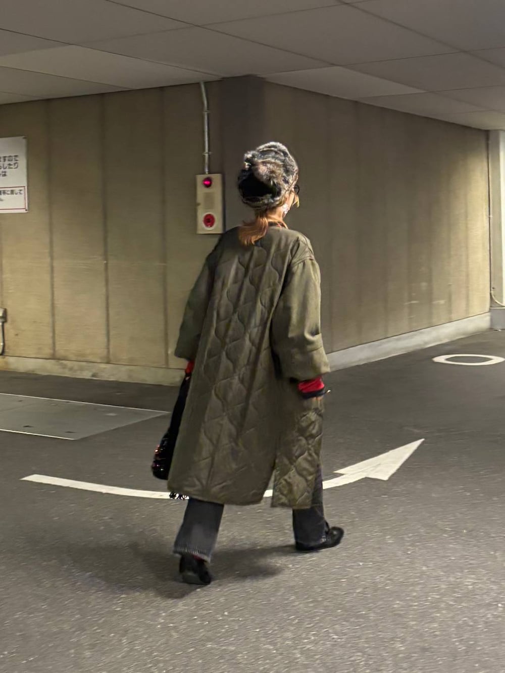 ブラック系のデニムパンツ、ブラック系のデニムスカート、その他のTシャツ/カットソーを着用したレディースの冬コーディネートの4枚目の写真