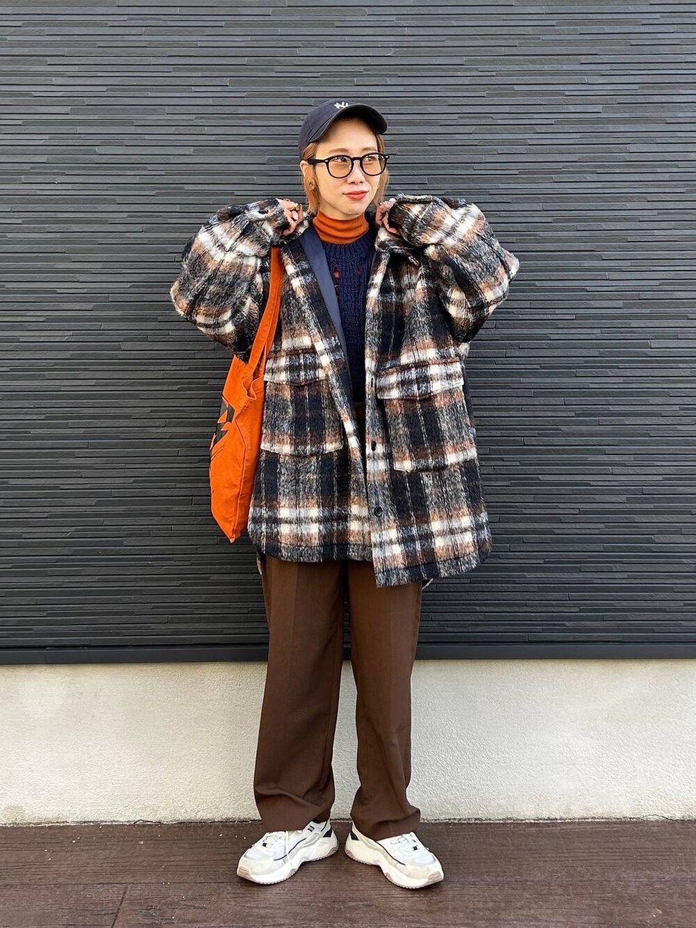 「LOWRYS FARM、ママコーデ、女子ウケ、個性派、差し色コーデ、冬コーデ、ローリーズスタイル_LOWRYS FARM、公認インフルエンサー_LOWRYS FARM、大人女子カジュアル_LOWRYS FARM、カジュアル、メガネ、着痩せ・細見え、親子コーデ、リンクコーデ、ニット」｜「LOWRYS FARMの３ＷＡＹモッズコート　343112（モッズコート、ブラック系）」を使った、milkさん（レディース・160cm）の秋コーディネートの7枚目の写真