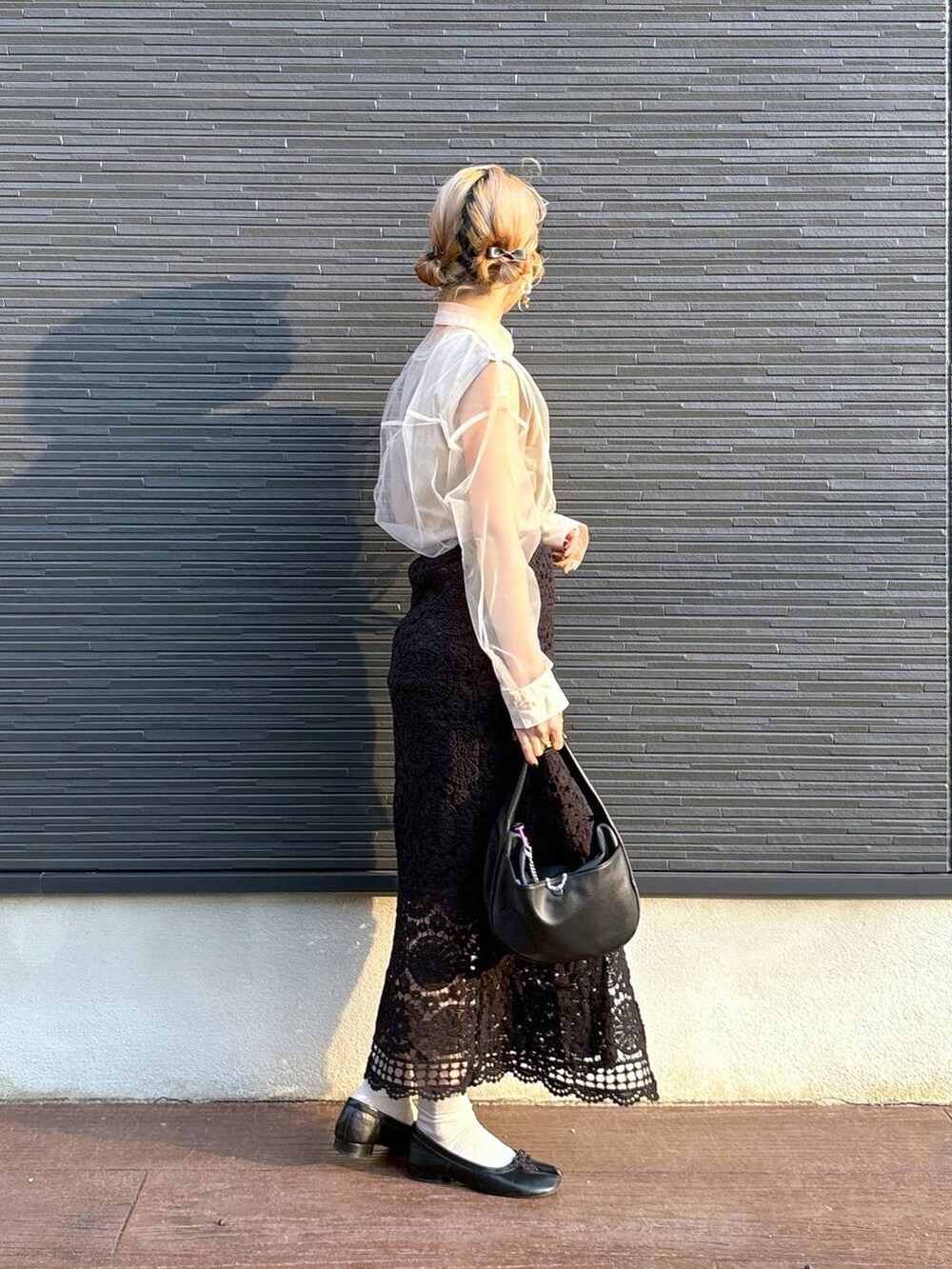 ベージュ系のシャツ/ブラウス、ブラック系のメガネ、その他のバレッタ/ヘアクリップを着用したレディースの夏コーディネートの3枚目の写真
