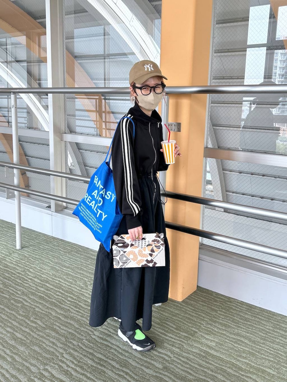 ブラック系のワンピース、ホワイト系のピアス(両耳用)を着用したレディースの春コーディネートの7枚目の写真