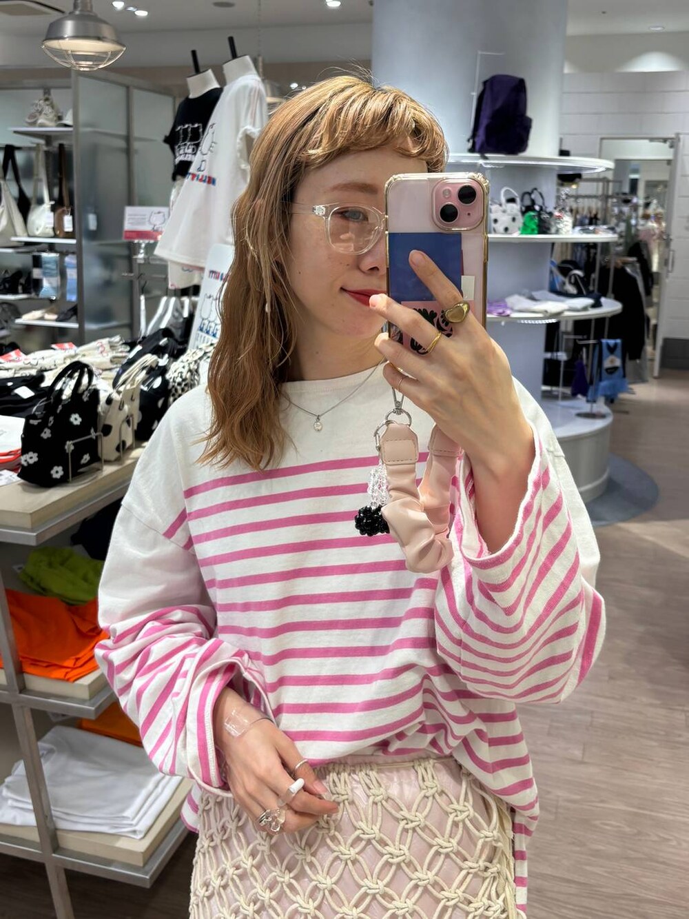 「ママコーデ、女子ウケ、個性派、差し色コーデ、春コーデ、ローリーズスタイル_LOWRYS FARM、公認インフルエンサー_LOWRYS FARM、大人女子カジュアル_LOWRYS FARM、カジュアル、メガネ、LOWRYS FARM、着痩せ・細見え、スカート、ボーダー」｜「LOWRYS FARMのボリュームスニーカー　994248（スニーカー、ホワイト系）」を使った、milkさん（レディース・160cm）の春コーディネートの6枚目の写真