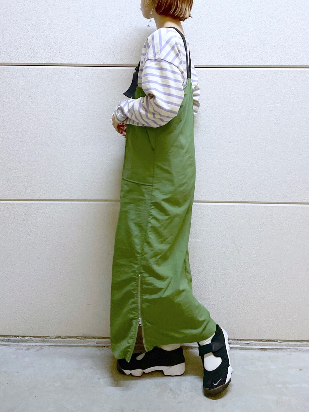 パープル系のTシャツ/カットソー、グリーン系のワンピース/ドレス、その他のメガネを着用したレディースの秋コーディネートの3枚目の写真