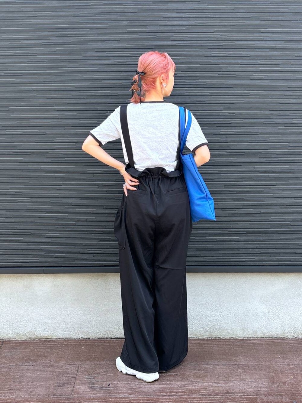 グレー系のTシャツ/カットソー、ブラック系のワンピース、ブラック系のバレッタ/ヘアクリップを着用したレディースの夏コーディネートの4枚目の写真