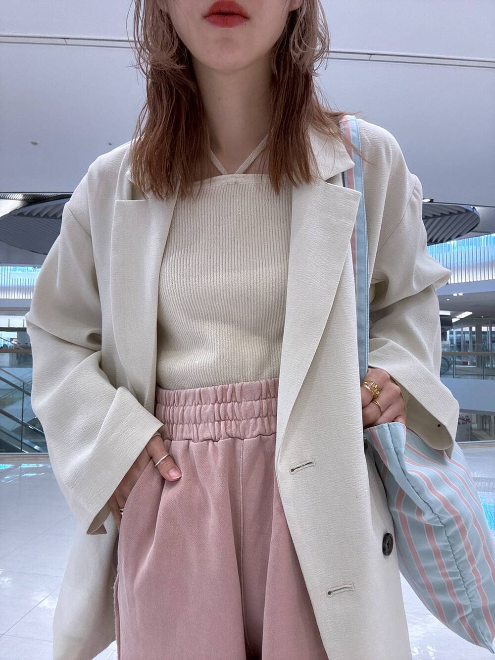 「女子ウケ、個性派、差し色コーデ、ママコーデ、ローリーズスタイル_LOWRYS FARM、公認インフルエンサー_LOWRYS FARM、大人女子カジュアル_LOWRYS FARM、カジュアル、メガネ、LOWRYS FARM、着痩せ・細見え、春コーデ、ジャケット、スウェットパンツ、キャップ」｜「LOWRYS FARMのホップサックダブルジャケット 243336（テーラードジャケット、ホワイト系）」を使った、milkさん（レディース・160cm）の冬コーディネートの4枚目の写真