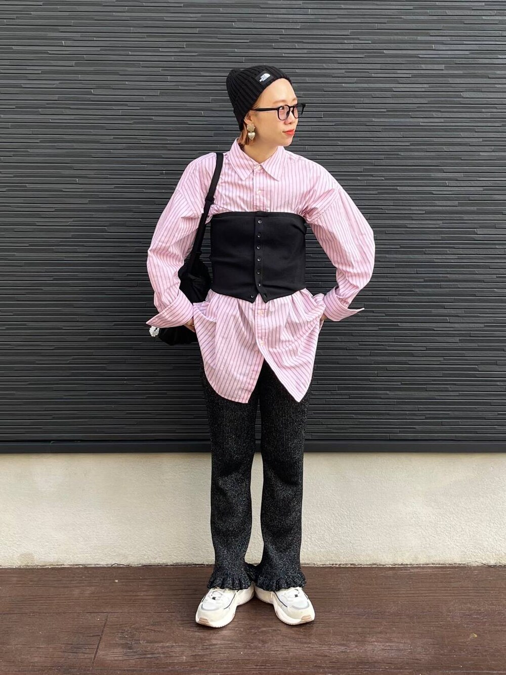 ブラック系のショルダーバッグ、ブラック系のベスト、ブラック系のその他パンツを着用したレディースの秋コーディネートの9枚目の写真