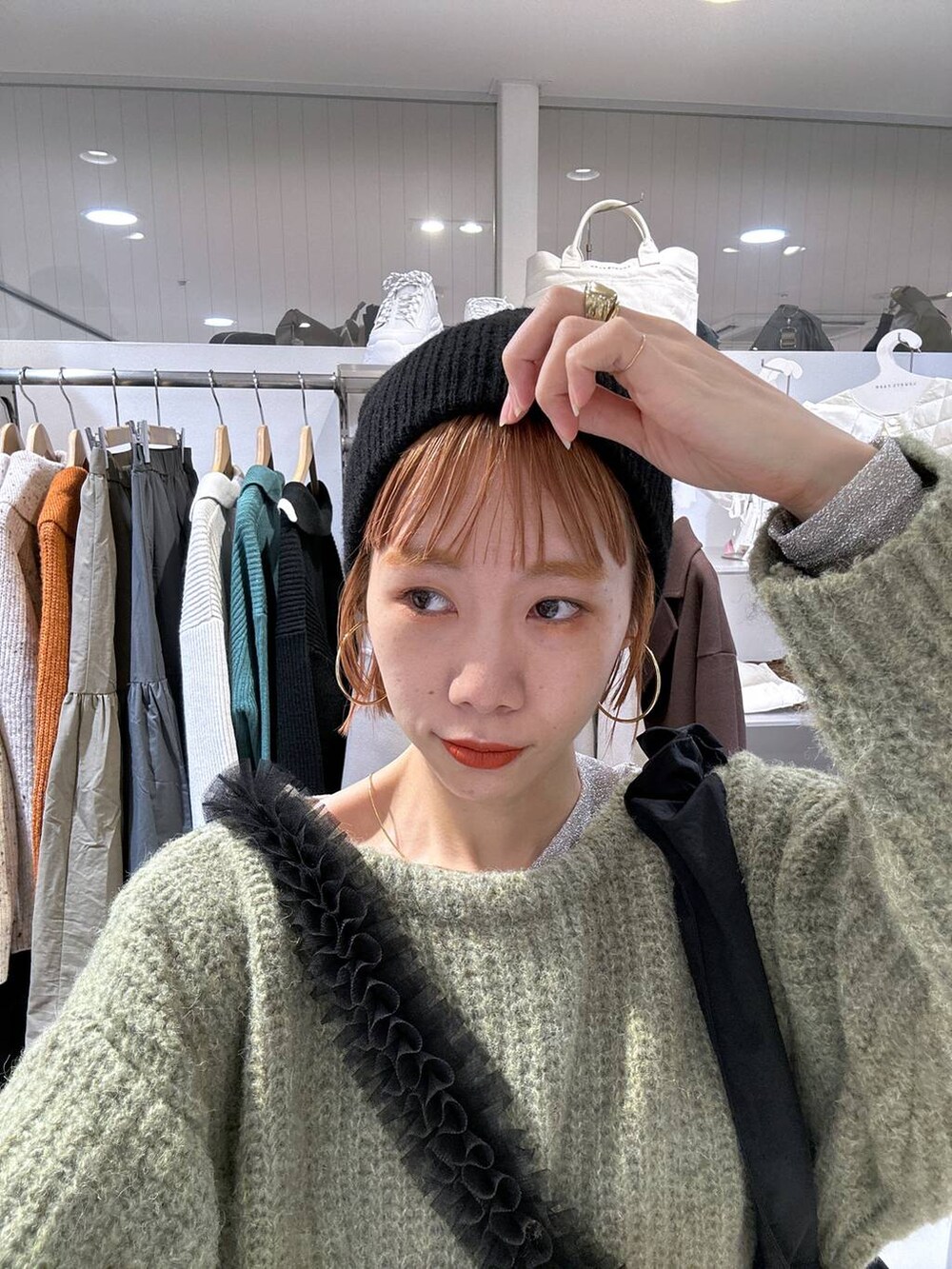 「女子ウケ、個性派、差し色コーデ、ママコーデ、冬コーデ、ローリーズスタイル_LOWRYS FARM、公認インフルエンサー_LOWRYS FARM、大人女子カジュアル_LOWRYS FARM、カジュアル、メガネ、LOWRYS FARM、着痩せ・細見え、ニット、ニット帽、カーディガン」｜「LOWRYS FARMのステンレス＊ネックレス　349527（ネックレス、その他）」を使った、milkさん（レディース・160cm）の冬コーディネートの8枚目の写真