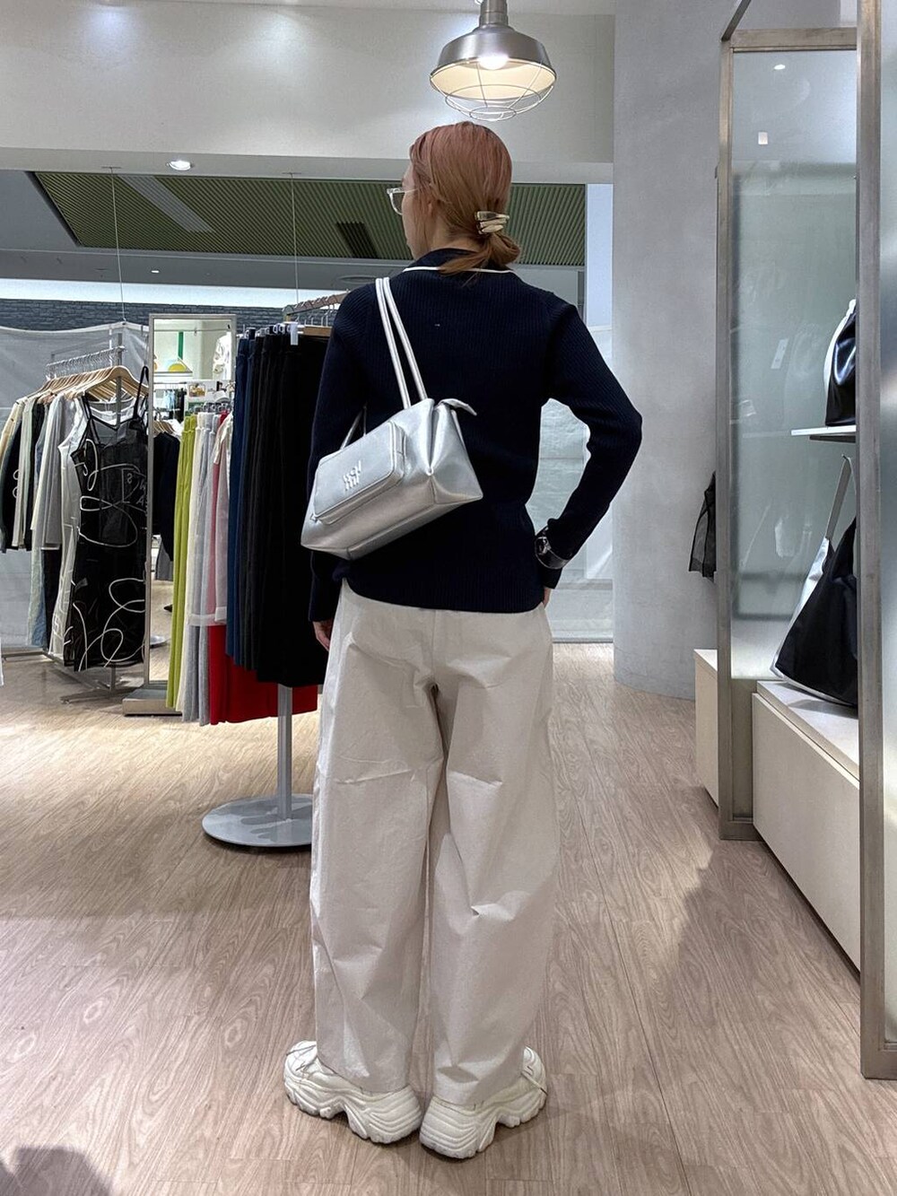 「女子ウケ、個性派、差し色コーデ、ママコーデ、冬コーデ、ローリーズスタイル_LOWRYS FARM、公認インフルエンサー_LOWRYS FARM、大人女子カジュアル_LOWRYS FARM、カジュアル、メガネ、LOWRYS FARM、着痩せ・細見え、秋冬新作、ニット、スニーカー」｜「LOWRYS FARMの４ＲＯＯＭショルダーＢＡＧ138730（ショルダーバッグ、シルバー系）」を使った、milkさん（レディース・160cm）の冬コーディネートの4枚目の写真