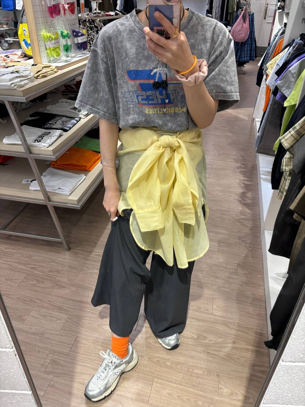 グレー系のスニーカー、イエロー系のシャツ/ブラウス、グレー系のその他パンツを着用したレディースの春コーディネートの2枚目の写真