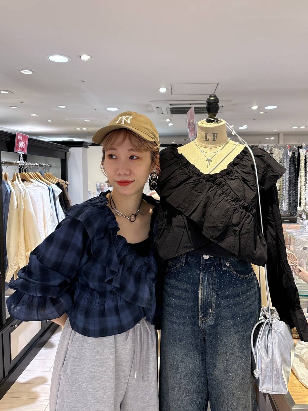 「女子ウケ、個性派、差し色コーデ、ママコーデ、ローリーズスタイル_LOWRYS FARM、カジュアル、公認インフルエンサー_LOWRYS FARM、大人女子カジュアル_LOWRYS FARM、メガネ、LOWRYS FARM、着痩せ・細見え、秋コーデ、夏コーデ、ブラウス、パンツ」｜「LOWRYS FARMのフリルクロスギャザーブラウス６Ｓ 112820（シャツ/ブラウス、ブルー系）」を使った、milkさん（レディース・160cm）の夏コーディネートの8枚目の写真