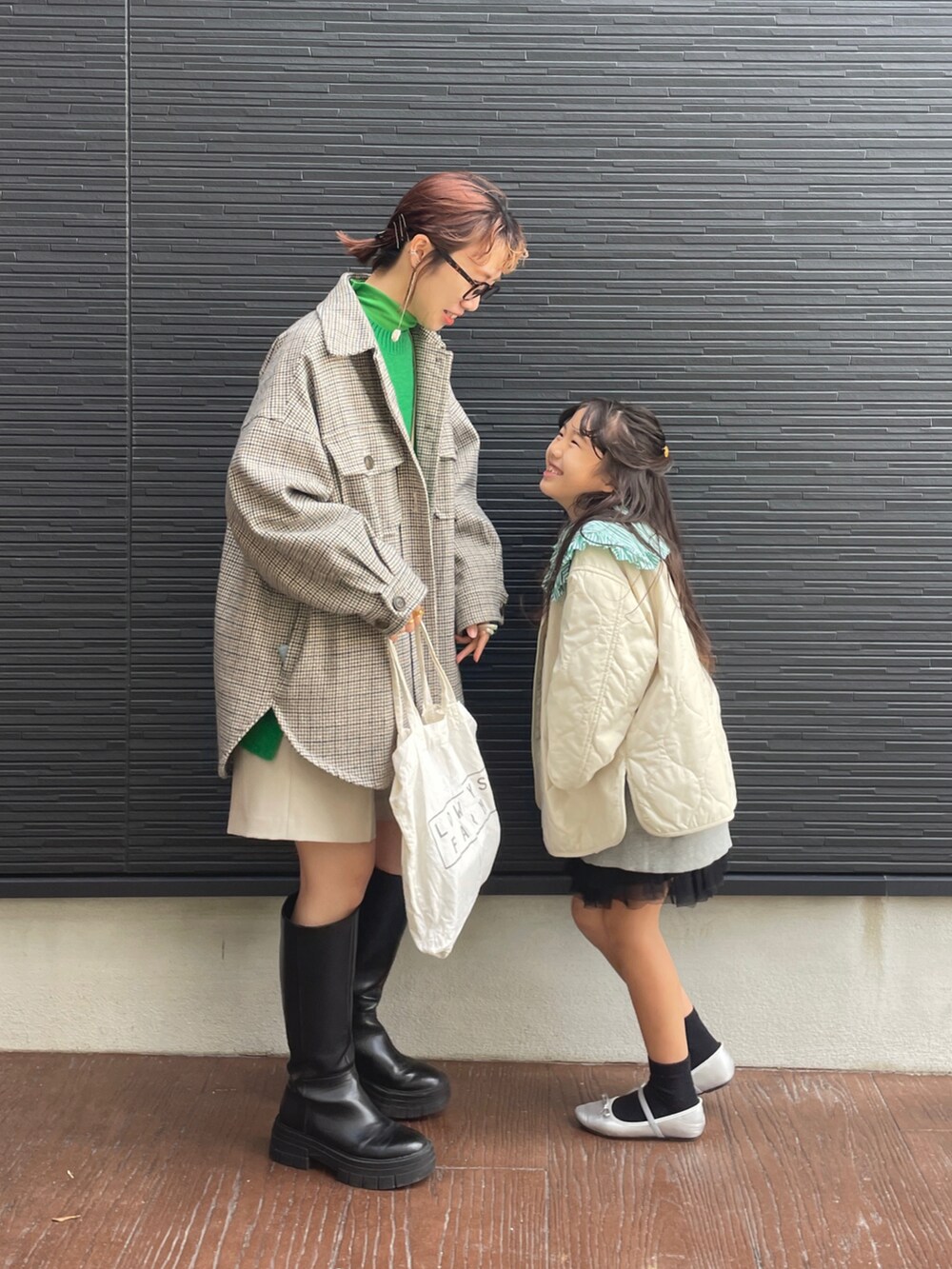 「LOWRYSFARM、lowrysfarmkids、ママコーデ、ママファッション、キッズコーデ、キッズファッション、キルティング、キルティングジャケット、カラータートル、タートルネック、グリーン、ショートパンツ、ロングブーツ、めかね」｜「LOWRYS FARMの厚底ロングブーツ　254939（ブーツ、ブラック系）」を使った、milkさん（レディース・160cm）の秋コーディネートの4枚目の写真