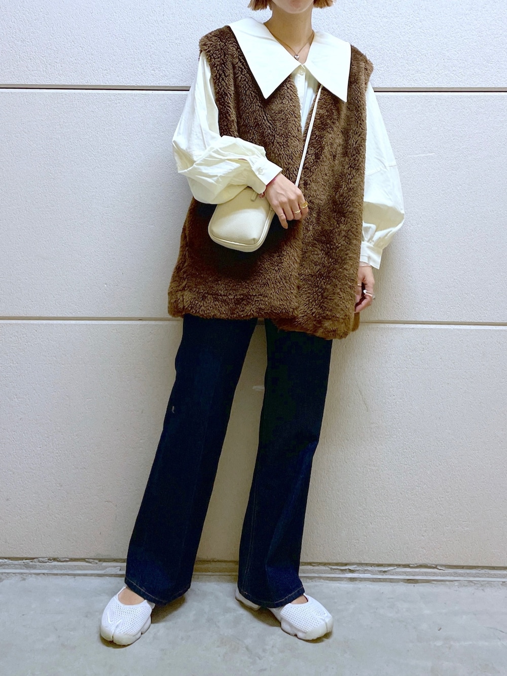 ブラウン系のその他アウター、ホワイト系のシャツ/ブラウス、ホワイト系のショルダーバッグを着用したレディースの秋コーディネートの2枚目の写真