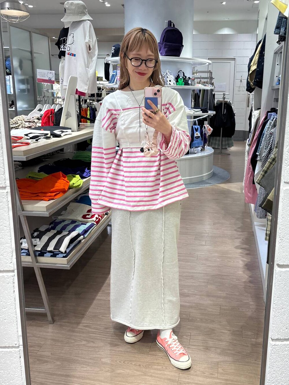 「差し色コーデ、大人女子カジュアル_LOWRYS FARM、カジュアル、メガネ、LOWRYS FARM、着痩せ・細見え、女子ウケ、個性派、ママコーデ、春コーデ、ローリーズスタイル_LOWRYS FARM、公認インフルエンサー_LOWRYS FARM、スカート、ボーダー」｜「LOWRYS FARMのリメイクスウェットタイトスカート 288689（スカート、グレー系）」を使った、milkさん（レディース・160cm）の春コーディネートの8枚目の写真